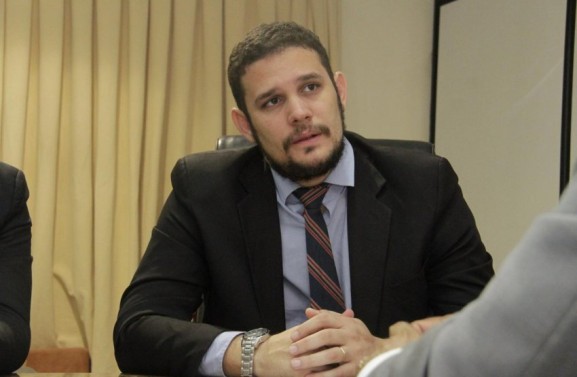 Eriberto Rafael e João Campos visitam obra de pavimentação no Cordeiro com R$ 2,1 milhões investidos